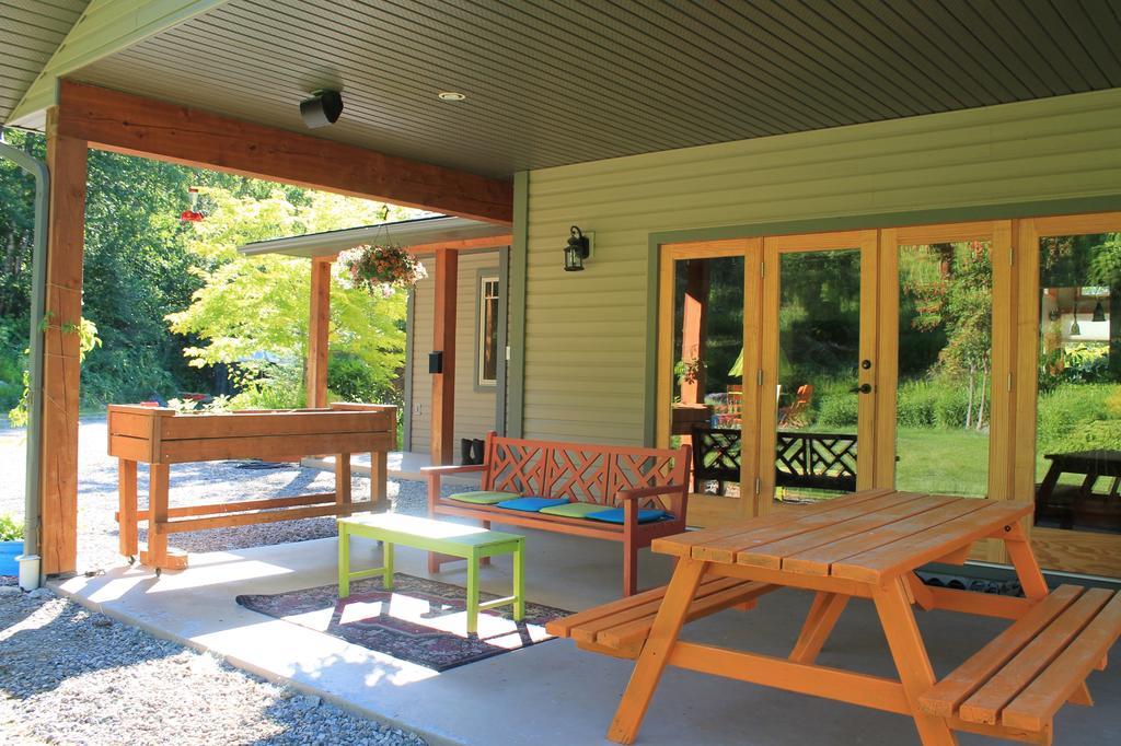 Windborne Bed & Breakfast Castlegar Exterior foto